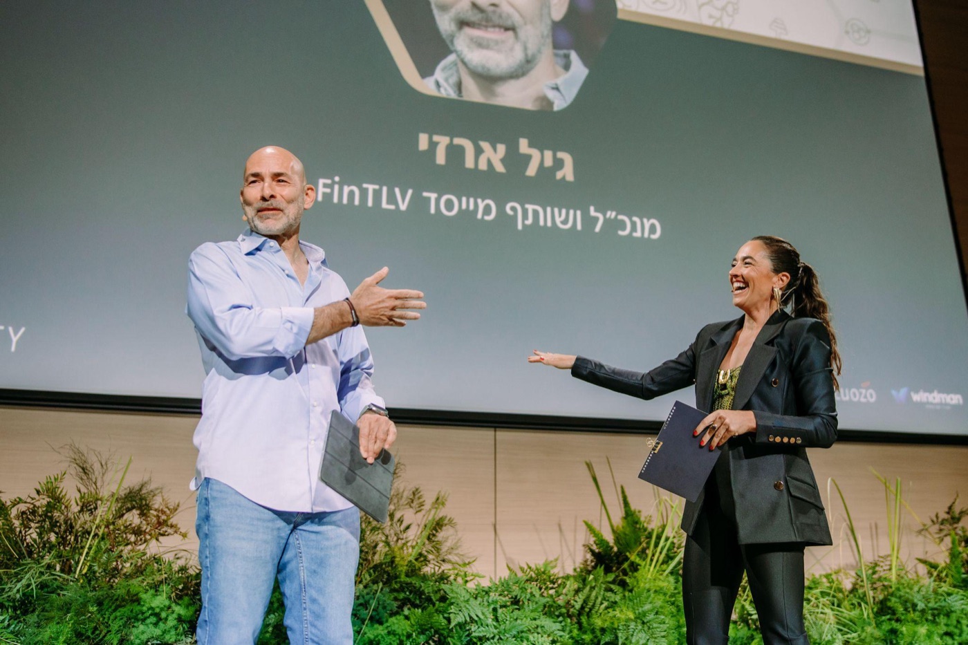 גיל ארזי ומיה אלחלל על הבמה