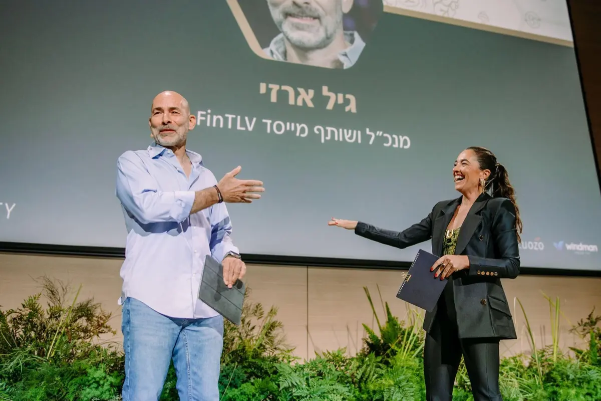 גיל ארזי ומיה אלחלל על הבמה