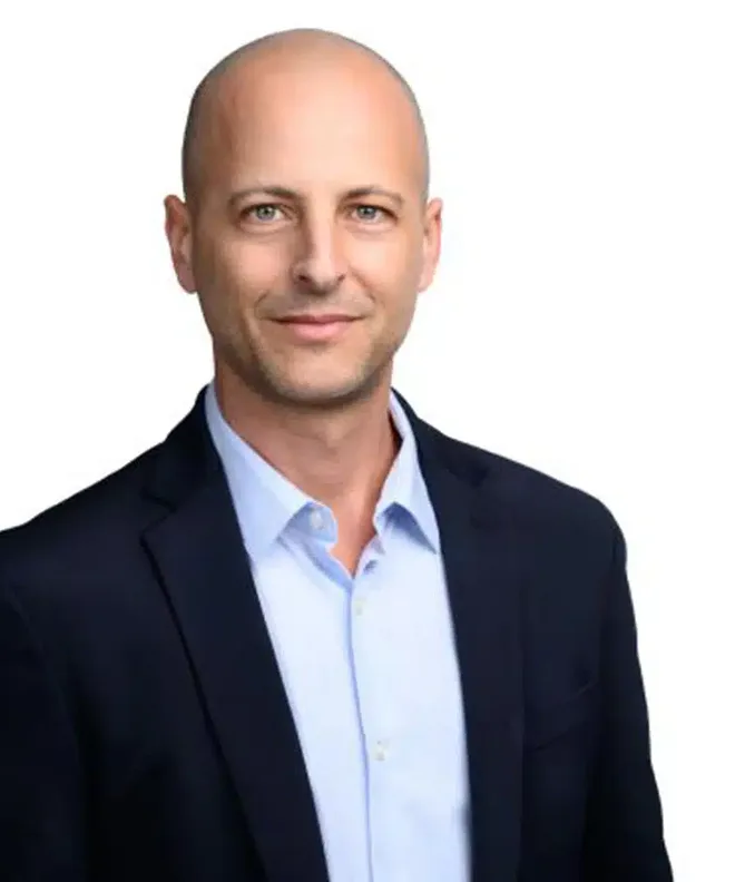 אמיר אלרואי על במת הכנס 2025