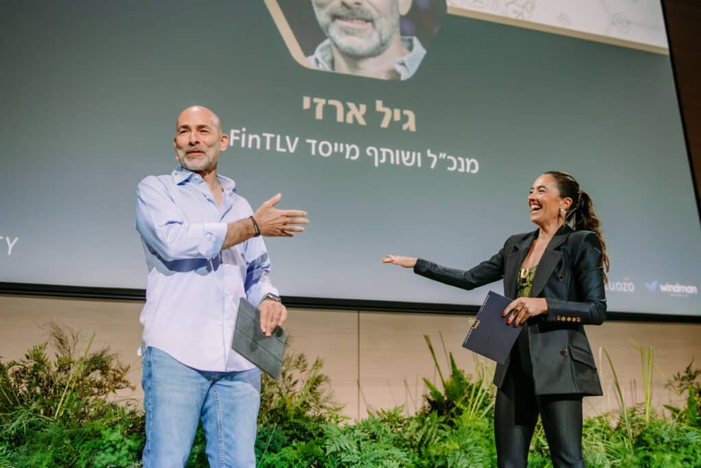 גיל ארזי על במת הכנס 2025