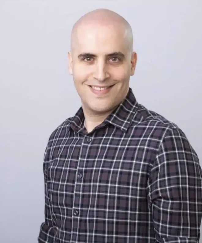 ד״ר נועם מעוז על במת הכנס 2025