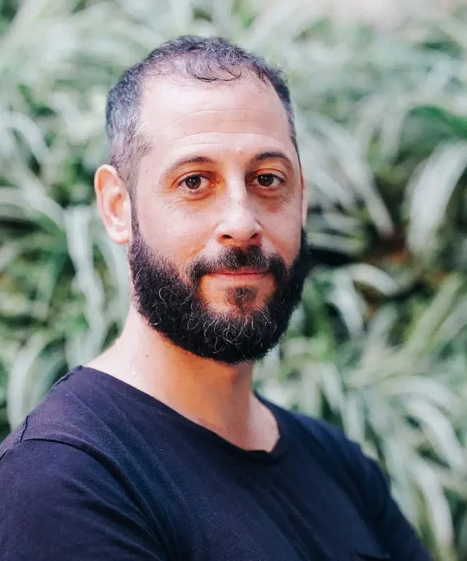 עומר זרחיה על במת הכנס 2025